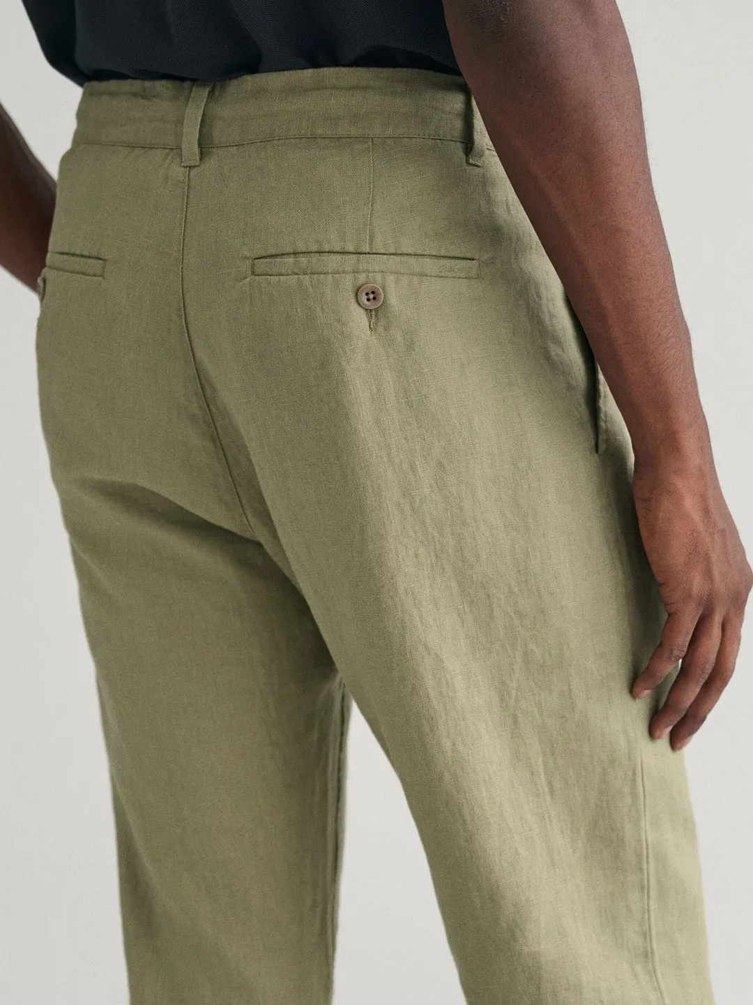 Gant Men Brown Solid Relaxed Fit Trouser